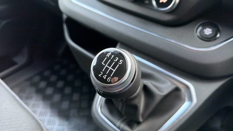 Nissan Primastar 30 L2 Diesel 2.0 dCi 130ps H1 Tekna Crew Van